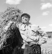 lata 50-te, Nieczajna, Polska
Oborowy z rolniczej spółdzielni produkcyjnej
Fot. Irena Jarosińska, zbiory Ośrodka KARTA