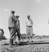 lata 50-te, Nieczajna, Polska
Narada zarządu rolniczej spółdzielni produkcyjnej przed pracami polowymi.
Fot. Irena Jarosińska, zbiory Ośrodka KARTA