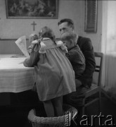 lata 50., Kokoszkowy (Rolnicza Spółdzielnia Produkcyjna Zdobycz Chłopska), Polska
Oborowy z dziećmi przy stole
Fot. Irena Jarosińska, zbiory Ośrodka KARTA