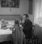 lata 50., Kokoszkowy (Rolnicza Spółdzielnia Produkcyjna Zdobycz Chłopska), Polska
Oborowy z dziećmi przy stole
Fot. Irena Jarosińska, zbiory Ośrodka KARTA