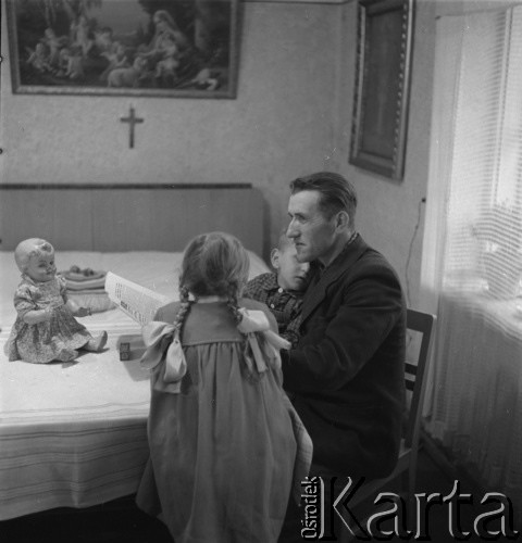 lata 50., Kokoszkowy (Rolnicza Spółdzielnia Produkcyjna Zdobycz Chłopska), Polska
Oborowy z dziećmi przy stole
Fot. Irena Jarosińska, zbiory Ośrodka KARTA