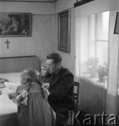lata 50., Kokoszkowy (Rolnicza Spółdzielnia Produkcyjna Zdobycz Chłopska), Polska
Oborowy z dziećmi przy stole
Fot. Irena Jarosińska, zbiory Ośrodka KARTA