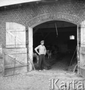 lata 50., Kokoszkowy (Rolnicza Spółdzielnia Produkcyjna Zdobycz Chłopska), Polska
Oborowy
Fot. Irena Jarosińska, zbiory Ośrodka KARTA
