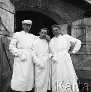 lata 50., Kokoszkowy (Rolnicza Spółdzielnia Produkcyjna Zdobycz Chłopska), Polska
Oborowy z pomocnikami
Fot. Irena Jarosińska, zbiory Ośrodka KARTA