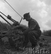 lata 50., Kokoszkowy (Rolnicza Spółdzielnia Produkcyjna Zdobycz Chłopska), Polska
Naprawa pługu
Fot. Irena Jarosińska, zbiory Ośrodka KARTA