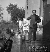 lata 50., Powiatowy Zakład Mleczarski w Starogardzie, Polska
Dostawa mleka
Fot. Irena Jarosińska, zbiory Ośrodka KARTA