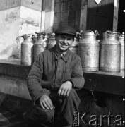 lata 50., Powiatowy Zakład Mleczarski w Starogardzie, Polska
Rolnik w mleczarni
Fot. Irena Jarosińska, zbiory Ośrodka KARTA