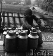 lata 50., Powiatowy Zakład Mleczarski w Starogardzie, Polska
Rolnik w mleczarni
Fot. Irena Jarosińska, zbiory Ośrodka KARTA