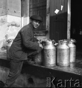 lata 50., Powiatowy Zakład Mleczarski w Starogardzie, Polska
Rolnik w mleczarni
Fot. Irena Jarosińska, zbiory Ośrodka KARTA