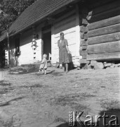1953, Spółdzielnia Produkcyjna Dębno, okolice Łańcuta, Polska
Przy wiejskiej chacie.
Fot. Irena Jarosińska, zbiory Ośrodka KARTA