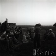 sierpień 1953, Dębno, Polska
Przewodniczący Spółdzielni Jan Słabiak prowadzi zebranie
Fot. Irena Jarosińska, zbiory Ośrodka KARTA