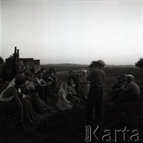 sierpień 1953, Dębno, Polska
Przewodniczący Spółdzielni Jan Słabiak prowadzi zebranie
Fot. Irena Jarosińska, zbiory Ośrodka KARTA