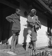 1953, Spółdzielnia Produkcyjna Dębno, okolice Łańcuta, Polska
Przy wiejskiej chacie.
Fot. Irena Jarosińska, zbiory Ośrodka KARTA