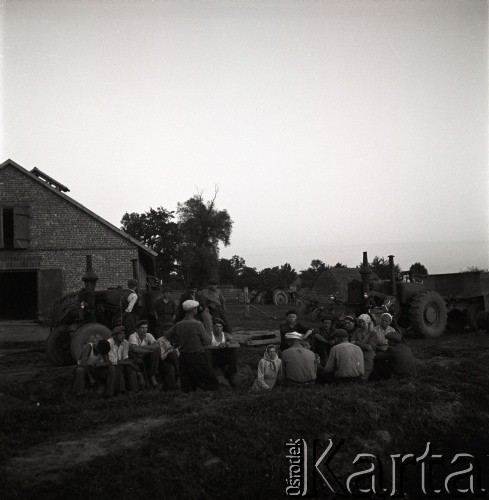 sierpień 1953, Dębno, Polska
Przewodniczący Spółdzielni Jan Słabiak prowadzi zebranie
Fot. Irena Jarosińska, zbiory Ośrodka KARTA