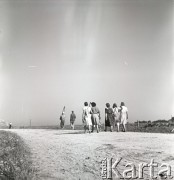 sierpień 1953, Dębno, Polska
Brygada polowa idzie do pracy
Fot. Irena Jarosińska, zbiory Ośrodka KARTA