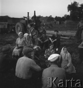 1953, Spółdzielnia Produkcyjna Dębno, okolice Łańcuta, Polska
Zebranie członków spółdzielni, prowadzi przewodniczący Jan Słabiak.
Fot. Irena Jarosińska, zbiory Ośrodka KARTA