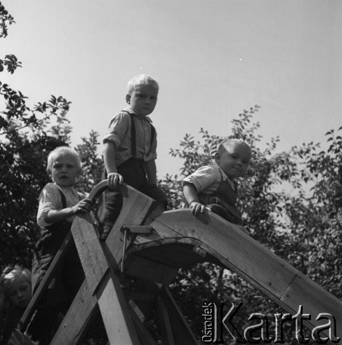 1953, Spółdzielnia Produkcyjna Dębno, okolice Łańcuta, Polska
Przedszkole
Fot. Irena Jarosińska, zbiory Ośrodka KARTA