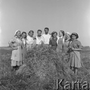 1953, Spółdzielnia Produkcyjna Dębno, okolice Łańcuta, Polska
Brygada polowa przy snopku pszenicy
Fot. Irena Jarosińska, zbiory Ośrodka KARTA
