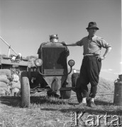 1953, Spółdzielnia Produkcyjna Dębno, okolice Łańcuta, Polska
Rolnik indywidualny Franciszek Samolej pomaga w omłotach własnym traktorem
Fot. Irena Jarosińska, zbiory Ośrodka KARTA