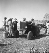 1953, Spółdzielnia Produkcyjna Dębno, okolice Łańcuta, Polska
Rolnik indywidualny Franciszek Samolej pomaga w omłotach własnym traktorem. Narada przy traktorze.
Fot. Irena Jarosińska, zbiory Ośrodka KARTA