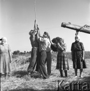 1953, Spółdzielnia Produkcyjna Dębno, okolice Łańcuta, Polska
Członkowie brygady polowej ciągną sznur żurawia
Fot. Irena Jarosińska, zbiory Ośrodka KARTA