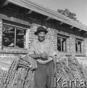 1953, Spółdzielnia Produkcyjna Dębno, okolice Łańcuta, Polska
Józef Wiktorski - członek brygady budowlanej
Fot. Irena Jarosińska, zbiory Ośrodka KARTA