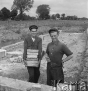 lata 50., Spółdzielnia Produkcyjna w Mrezinie, Polska
Murarze
Fot. Irena Jarosińska, zbiory Ośrodka KARTA