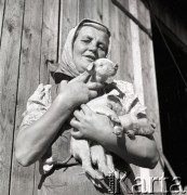 Lata 50-te, Libertowa, Polska
Chlewmistrzyni z prosiakami
Fot. Irena Jarosińska, zbiory Ośrodka KARTA