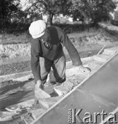 lata 50., Libertowa, Polska
Murowanie szklarni
Fot. Irena Jarosińska, zbiory Ośrodka KARTA