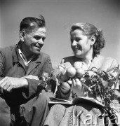 lata 50., Libertowa, Polska
Agronomka i przewodniczący spółdzielni
Fot. Irena Jarosińska, zbiory Ośrodka KARTA