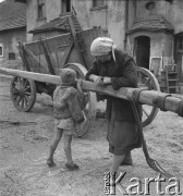 lata 50., Wilczków, Polska
Kobieta rozmawia z dzieckiem
Fot. Irena Jarosińska, zbiory Ośrodka KARTA