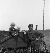 lata 50., Olszewka, Polska
Oborowy i jego dzieci na furze
Fot. Irena Jarosińska, zbiory Ośrodka KARTA