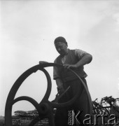 lata 50., Olszewka, Polska
Kowal naprawia koło młocarni
Fot. Irena Jarosińska, zbiory Ośrodka KARTA