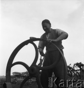 lata 50., Olszewka, Polska
Kowal naprawia koło młocarni
Fot. Irena Jarosińska, zbiory Ośrodka KARTA