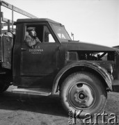 lata 50., Olszewka, Polska
Szofer w samochodzie
Fot. Irena Jarosińska, zbiory Ośrodka KARTA