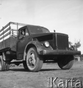 lata 50., Olszewka, Polska
Szofer w samochodzie
Fot. Irena Jarosińska, zbiory Ośrodka KARTA