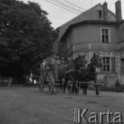 lata 50., Olszewka, Polska
Brygada polowa wyjeżdża do pracy
Fot. Irena Jarosińska, zbiory Ośrodka KARTA