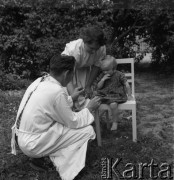 lata 50., Olszewka, Polska
Przedszkole - badanie lekarskie
Fot. Irena Jarosińska, zbiory Ośrodka KARTA