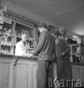 lata 50., Olszewka, Polska
Sklep GS - wnętrze
Fot. Irena Jarosińska, zbiory Ośrodka KARTA