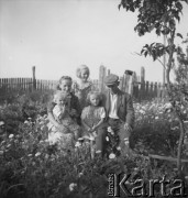 lata 50., Olszewka, Polska
Rodzina Mańkowskich
Fot. Irena Jarosińska, zbiory Ośrodka KARTA