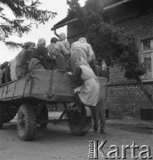 lata 50., Spółdzielnia Produkcyjna w Mrezinie, Polska
Brygada polowa wyjeżdża do pracy
Fot. Irena Jarosińska, zbiory Ośrodka KARTA