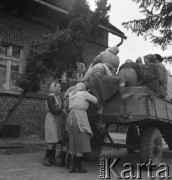 lata 50., Spółdzielnia Produkcyjna w Mrezinie, Polska
Brygada polowa wyjeżdża do pracy
Fot. Irena Jarosińska, zbiory Ośrodka KARTA