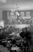 lata 50-te, Polska
PGR Rola - zebranie w świetlicy. Na ścianie wiszą portrety Bolesława Bieruta i Konstantego Rokossowskiego.
Fot. Irena Jarosińska, zbiory Ośrodka KARTA