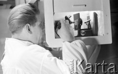lata 50-te, Stara Wieś, Polska
Badania w inseminatorni 
Fot. Irena Jarosińska, zbiory Ośrodka KARTA