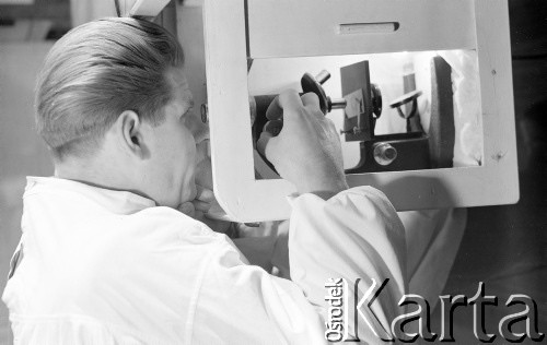 lata 50-te, Stara Wieś, Polska
Badania w inseminatorni 
Fot. Irena Jarosińska, zbiory Ośrodka KARTA