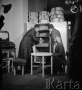 1954, Polska
P. Osnowski i jego córka z Rolniczego Zespołu Spółdzielni 