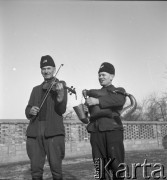 lata 50., okolice Biskupina, Polska
Wesele biskupiańskie - dudziarz i kobziarz
Fot. Irena Jarosińska, zbiory Ośrodka KARTA