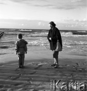 lata 50-te, Ustka, Polska
Matka Ireny Jarosińskiej Zofia Małek  i jej syn Marek nad morzem.
Fot. Irena Jarosińska, zbiory Ośrodka KARTA