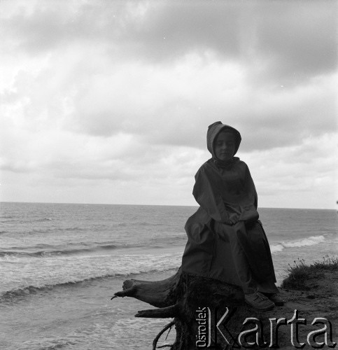 lata 50-te, Ustka, Polska
Syn Ireny Jarosińskiej Marek nad morzem.
Fot. Irena Jarosińska, zbiory Ośrodka KARTA