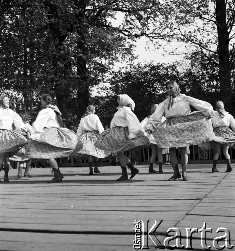 lata 50-te, Powsin, Polska
Wstęp zespołu ludowego Metro
Fot. Irena Jarosińska, zbiory Ośrodka KARTA